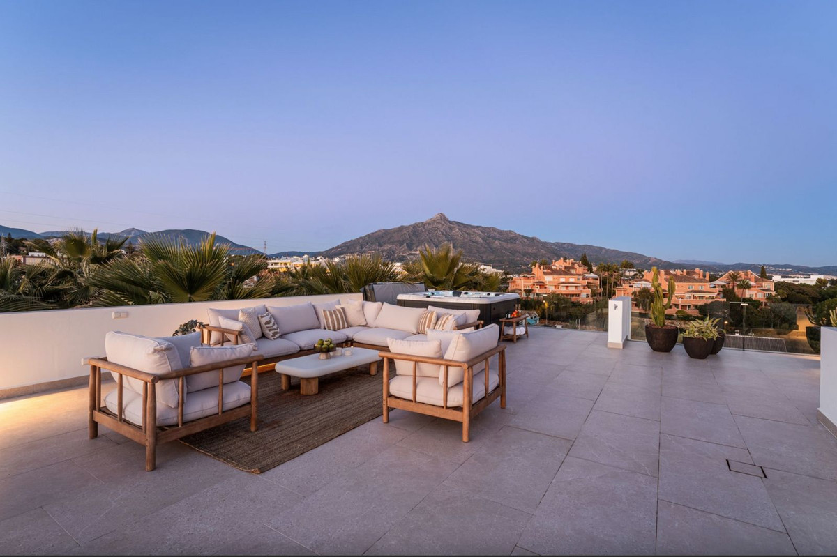 Casa de 5 Dormitorios en venta en Nueva Andalucía, Marbella