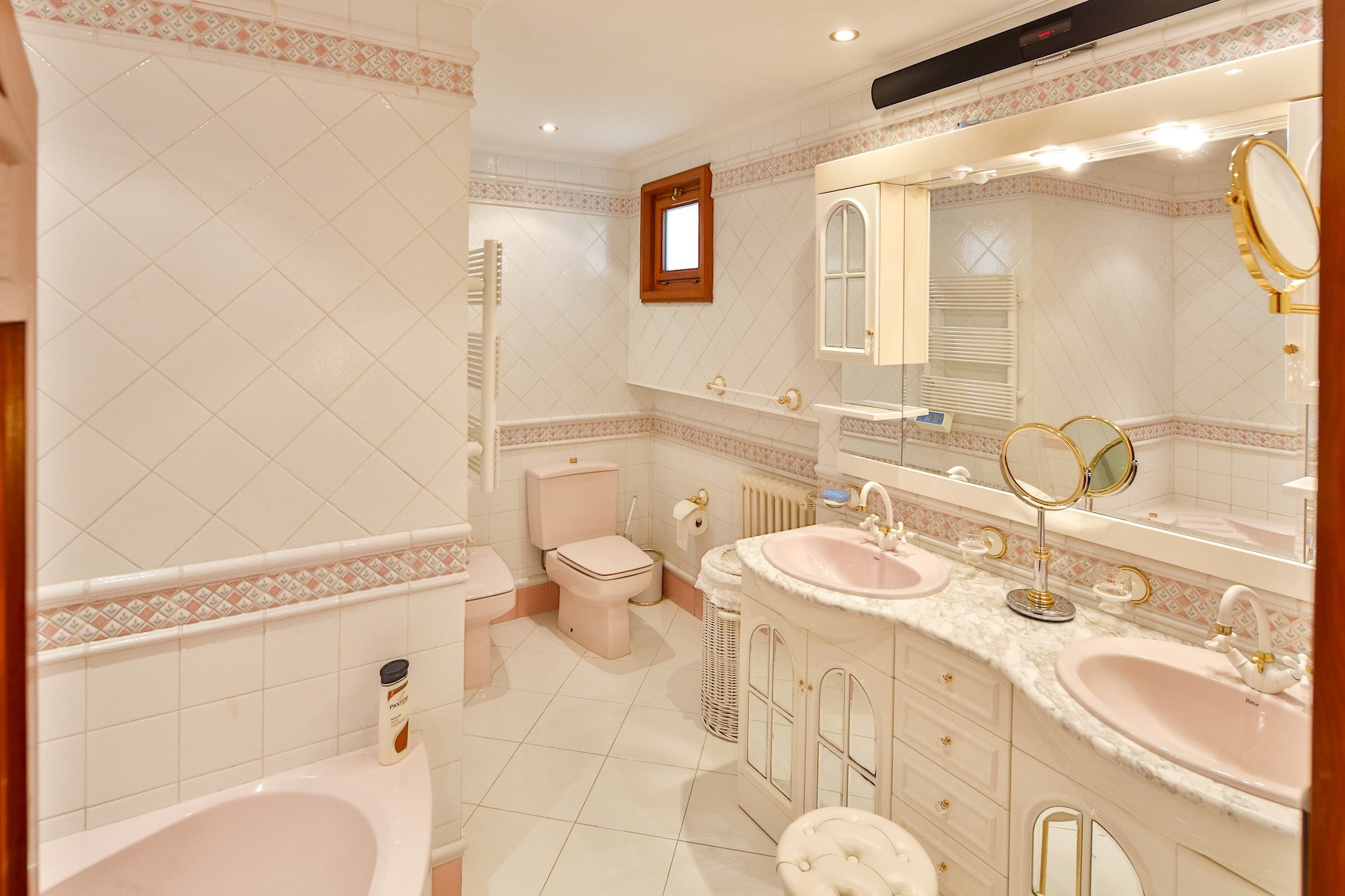 Casa de 6 Dormitorios y 6 Baños en venta en Cabopino, Marbella
