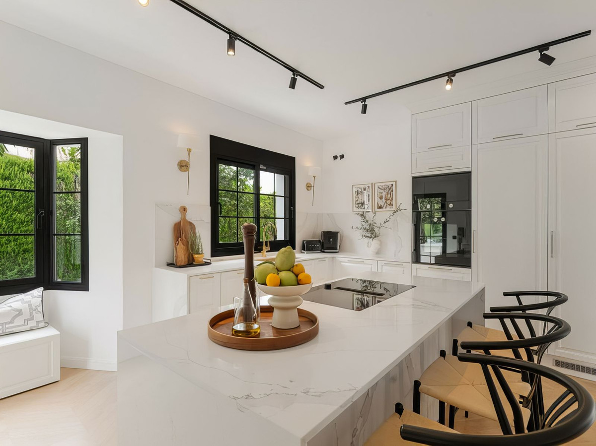 Casa de 6 Dormitorios en venta en Atalaya, Estepona