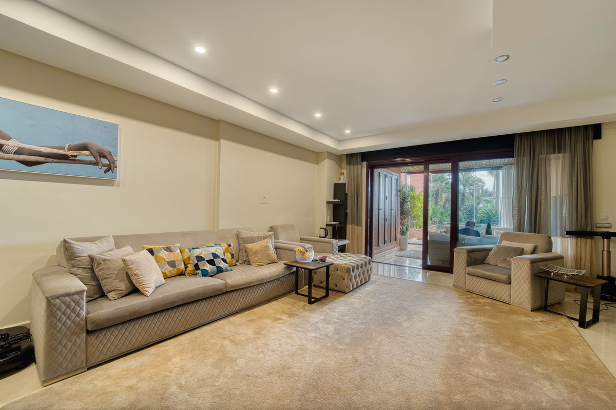 Piso de 2 Dormitorios en venta en Nueva Andalucía, Marbella