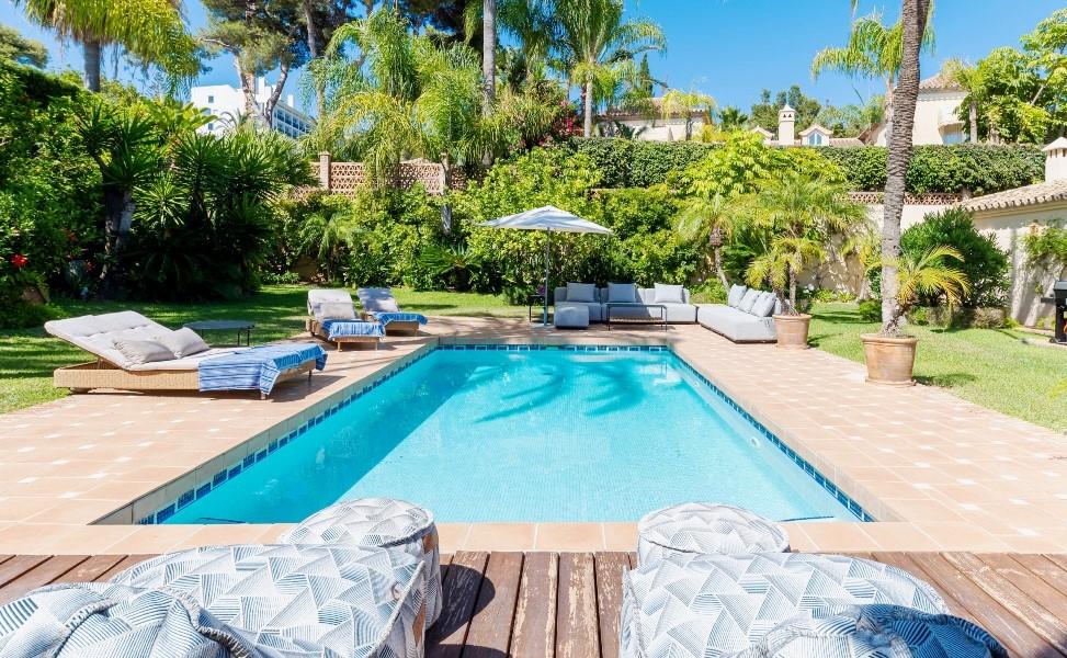 Casa de 5 Dormitorios y 5 Baños en alquiler vacacional en Los Monteros, Marbella