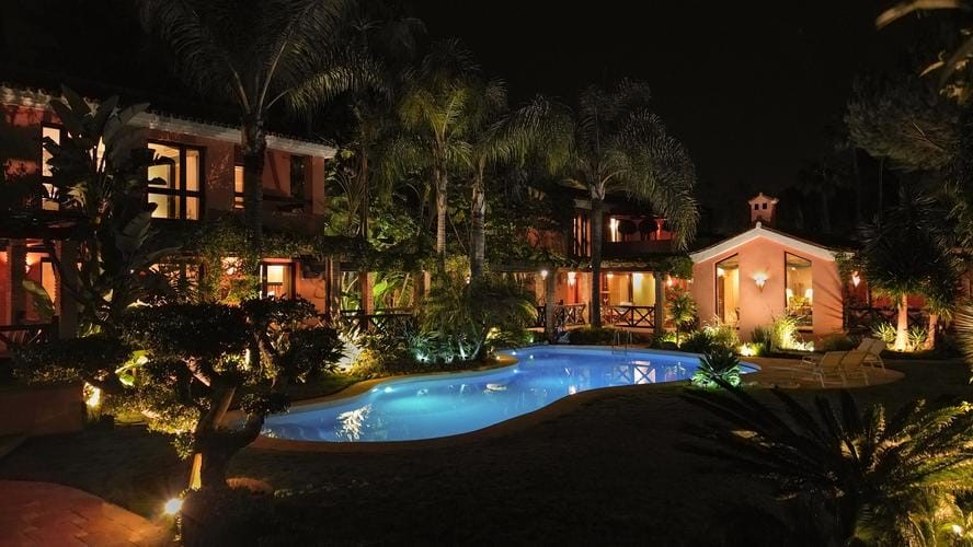 Casa de 8 Dormitorios en alquiler vacacional en Milla de Oro, Marbella