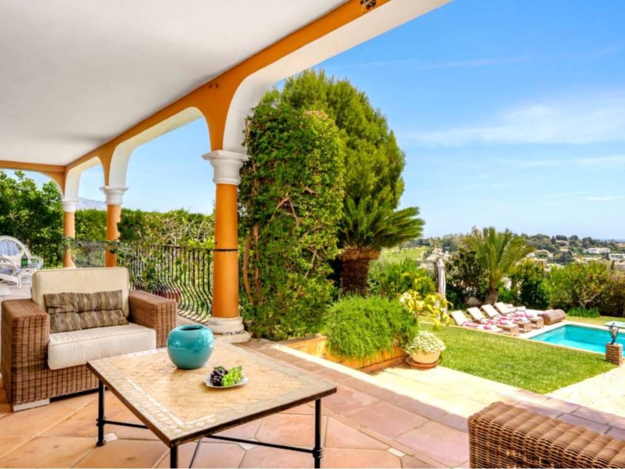 4 Bed - Townhouse Holiday Rental in Benahavis Pueblo
