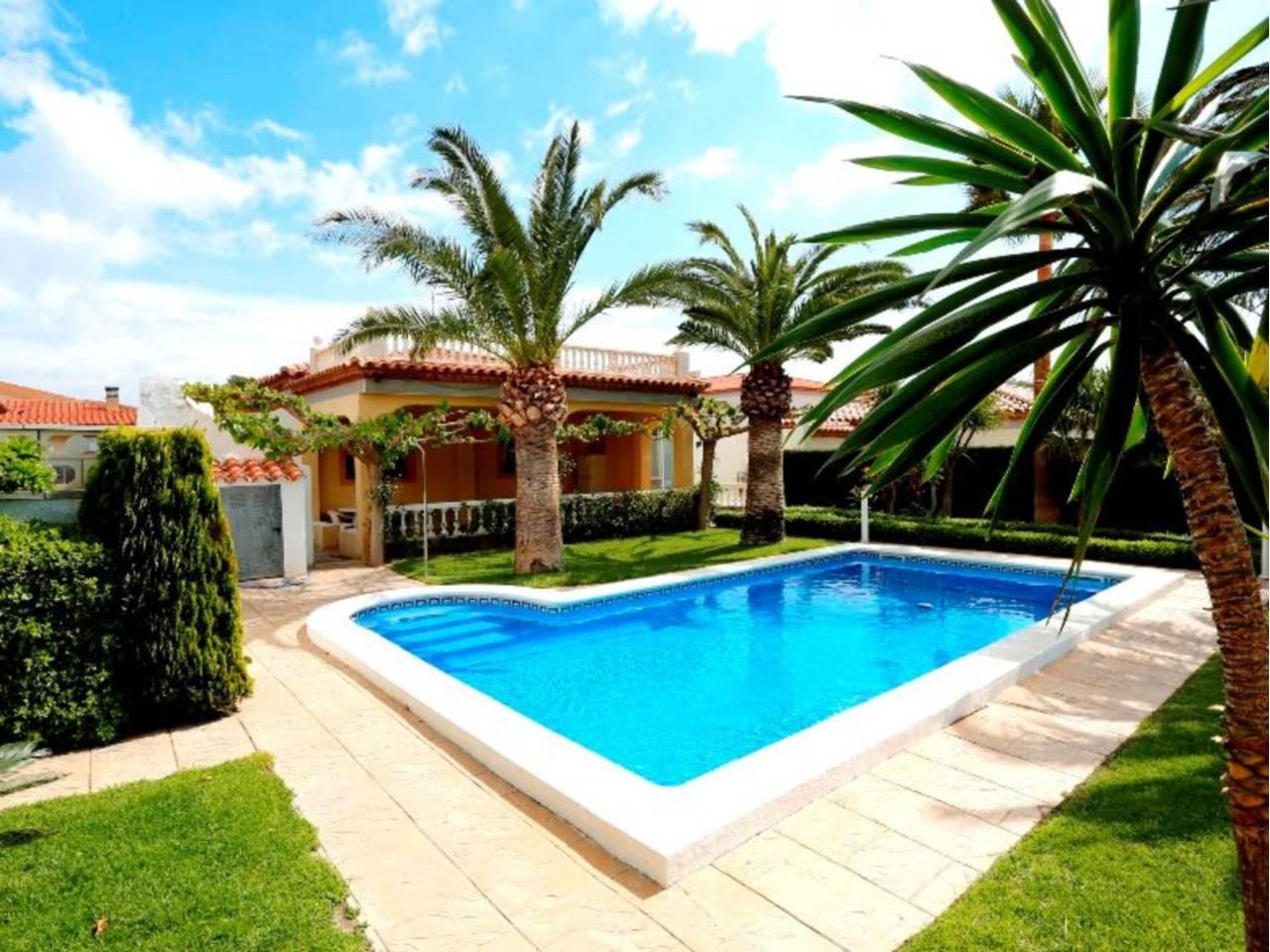Casa Adosada de 8 Dormitorios y 3 Baños en alquiler vacacional en Mont-Roig del Camp