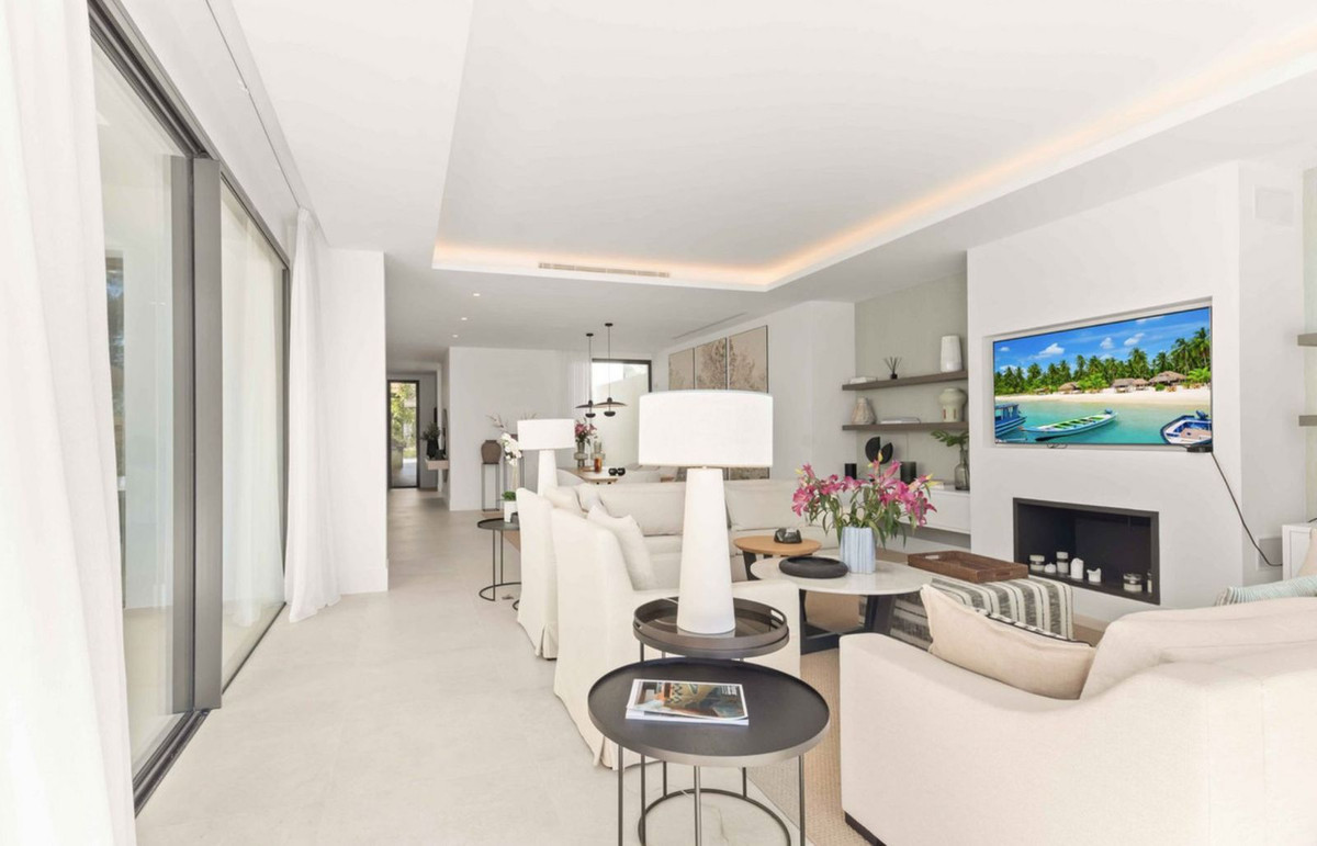 Casa Adosada de 5 Dormitorios y 4 Baños en venta en San Pedro de Alcántara