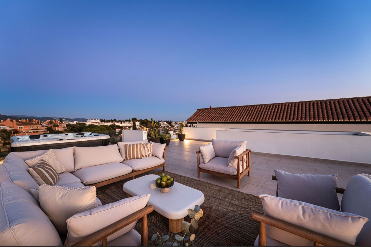Casa de 5 Dormitorios en venta en Nueva Andalucía, Marbella