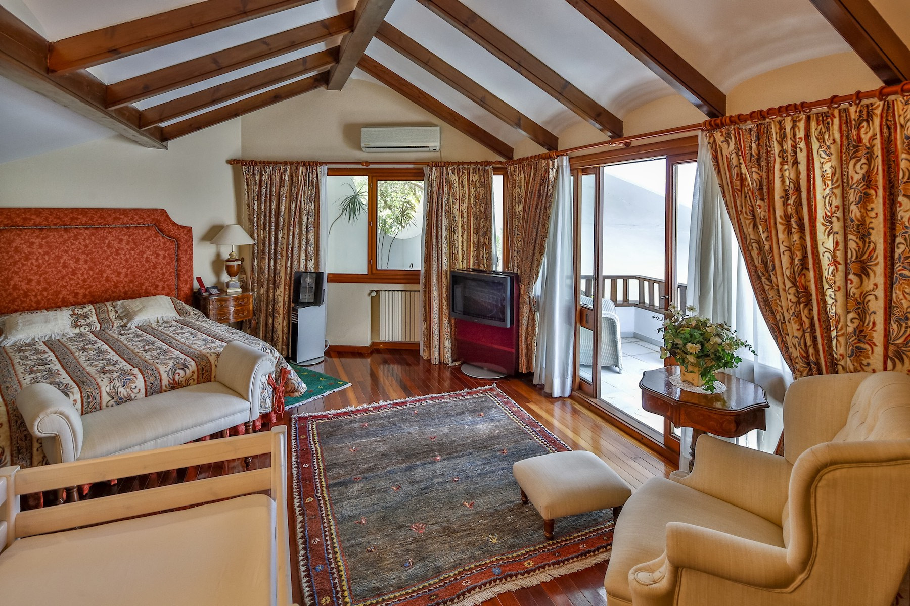 Casa de 6 Dormitorios y 6 Baños en venta en Cabopino, Marbella