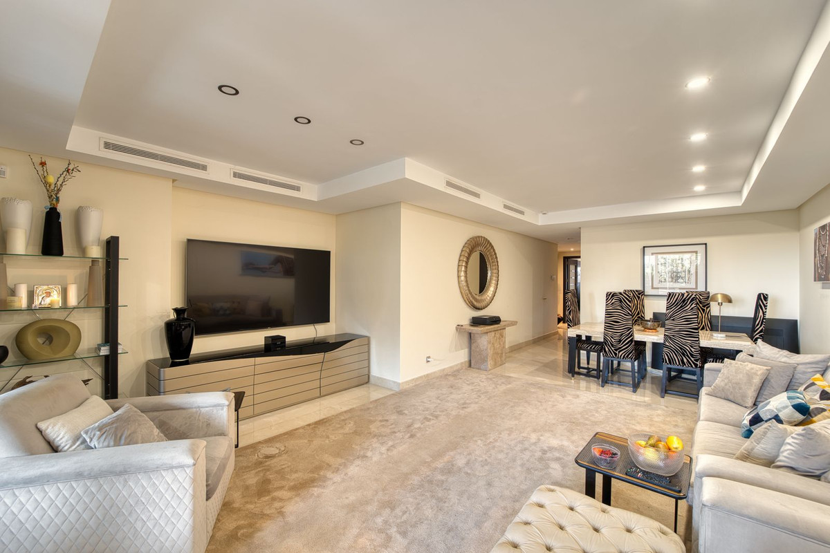 Piso de 2 Dormitorios en venta en Nueva Andalucía, Marbella