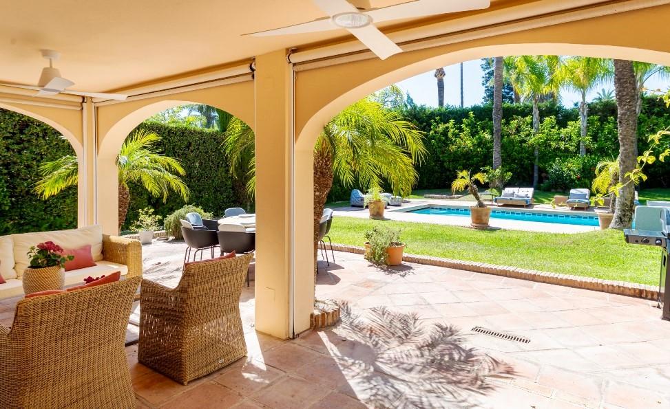 Casa de 5 Dormitorios y 5 Baños en alquiler vacacional en Los Monteros, Marbella