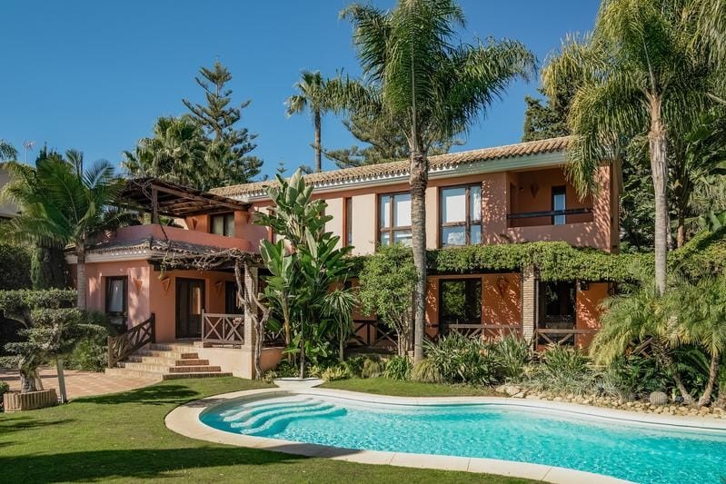 Casa de 8 Dormitorios en alquiler vacacional en Milla de Oro, Marbella