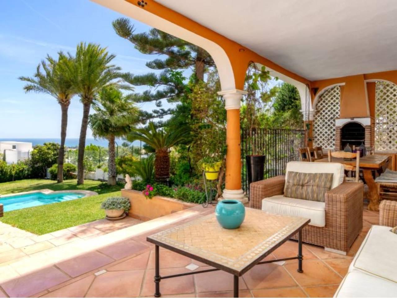 4 Bed - Townhouse Holiday Rental in Benahavis Pueblo