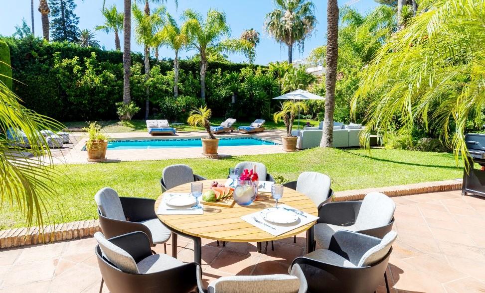 Casa de 5 Dormitorios y 5 Baños en alquiler vacacional en Los Monteros, Marbella