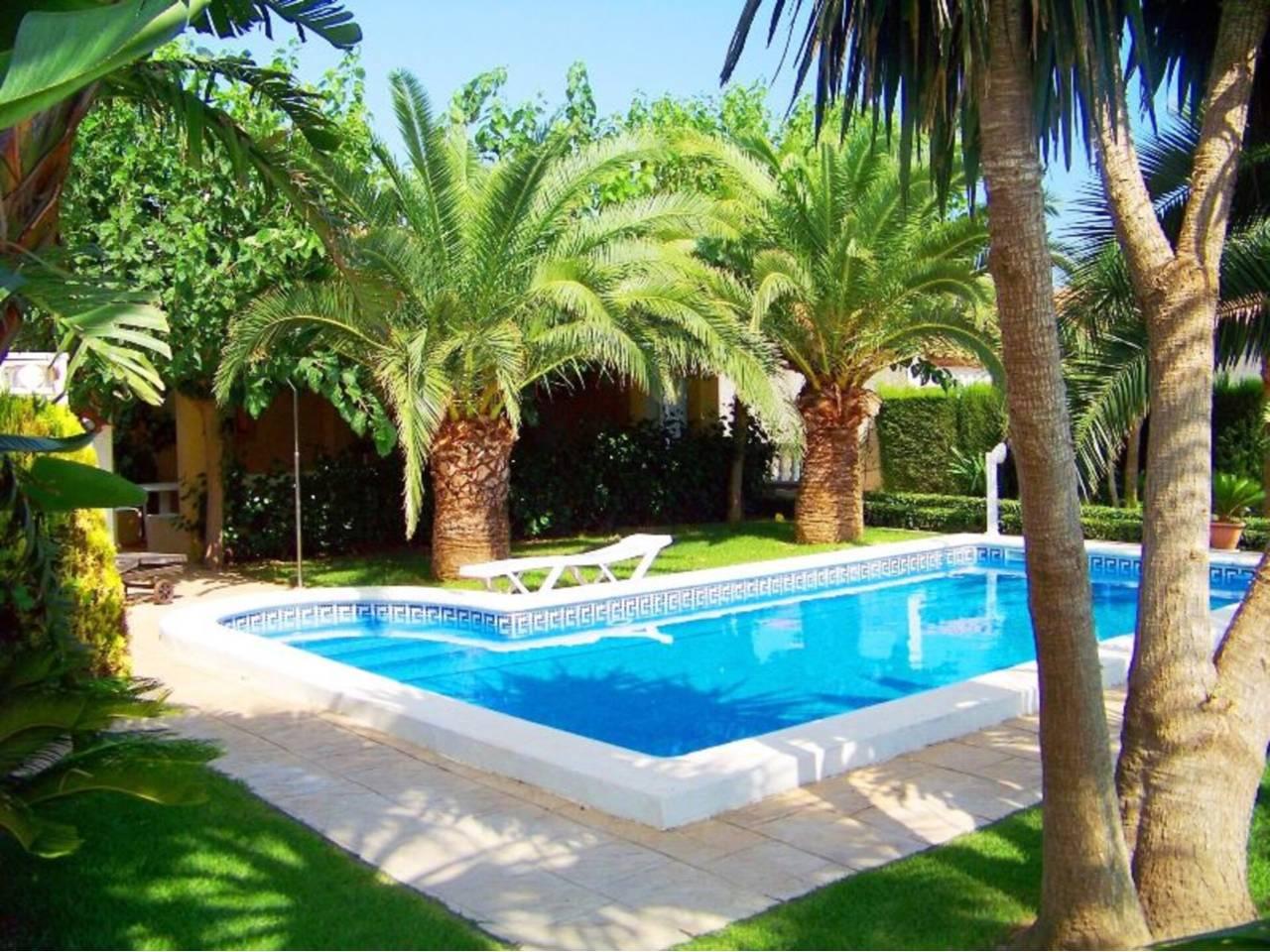 Casa Adosada de 8 Dormitorios y 3 Baños en alquiler vacacional en Mont-Roig del Camp