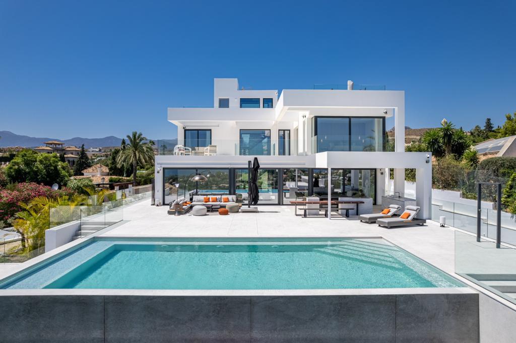 6 Bed - Villa for Sale in El Paraiso, Estepona