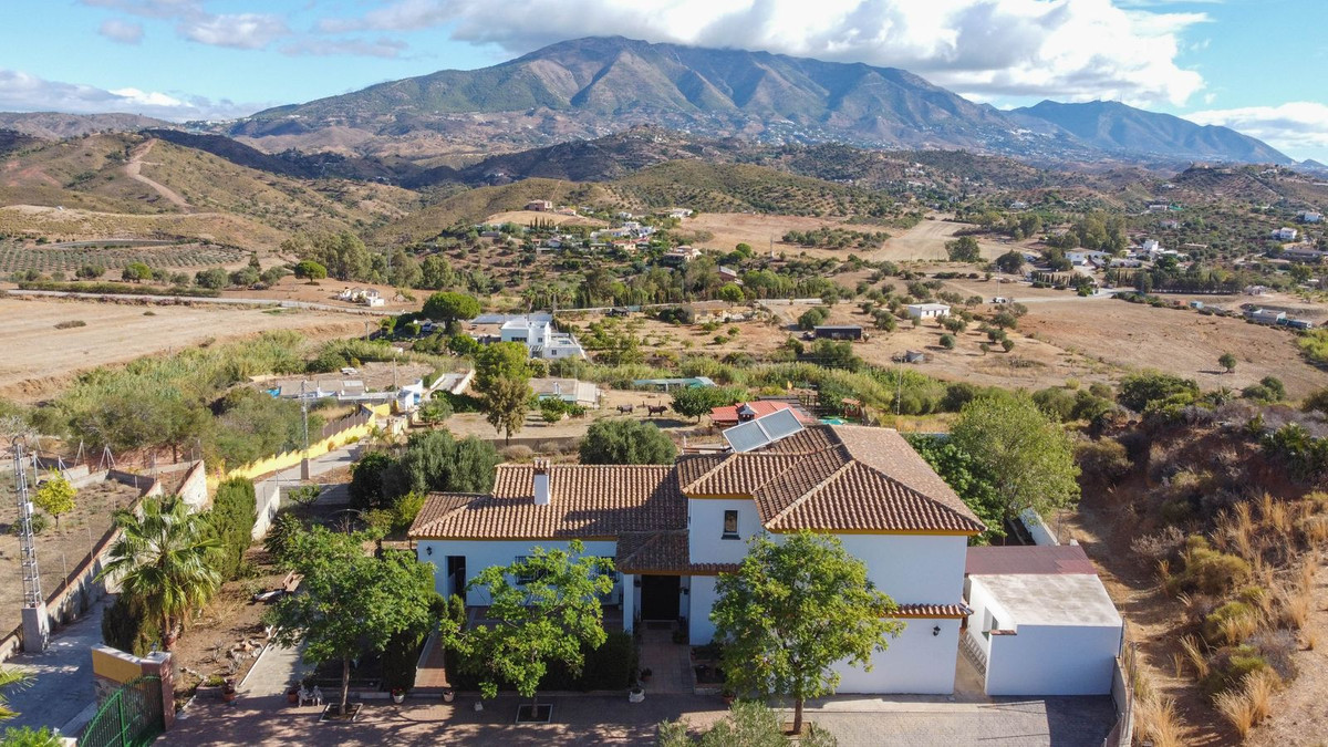 4 Bed, 2 Bath - Country House for Sale in Mijas