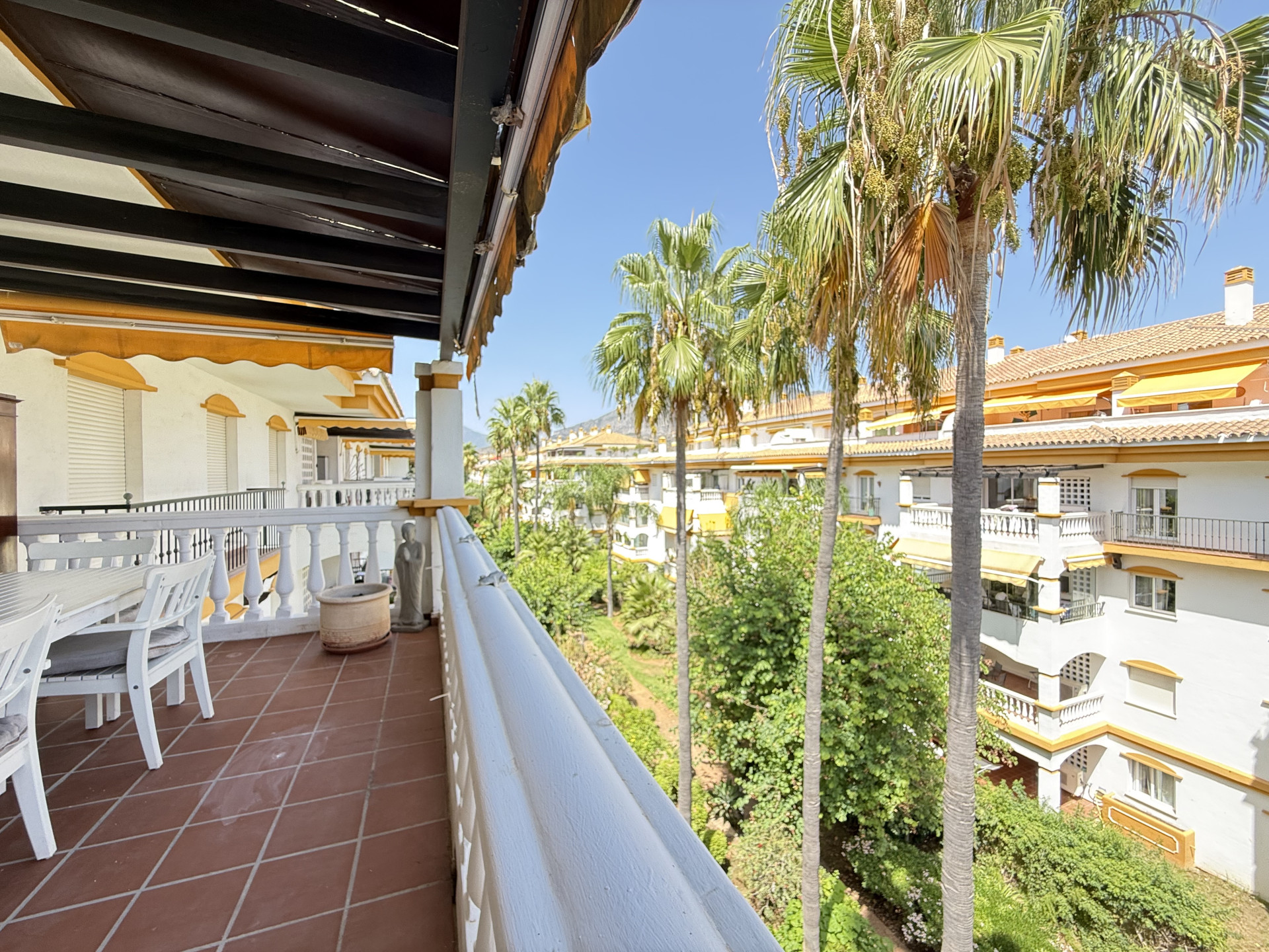 Piso de 3 Dormitorios y 2 Baños en venta en Nueva Andalucía, Marbella