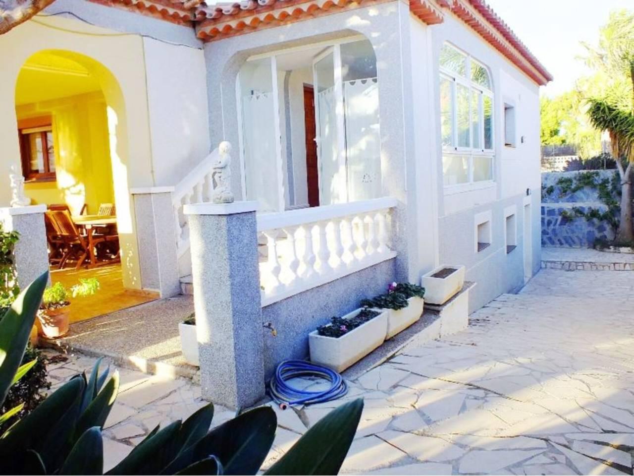 Casa Adosada de 8 Dormitorios y 3 Baños en alquiler vacacional en Mont-Roig del Camp