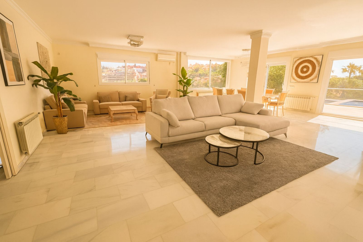 Casa de 5 Dormitorios en alquiler en Elviria, Marbella