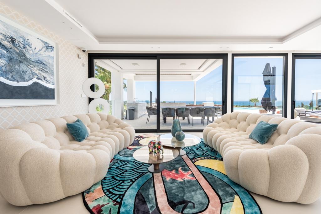6 Bed - Villa for Sale in El Paraiso, Estepona