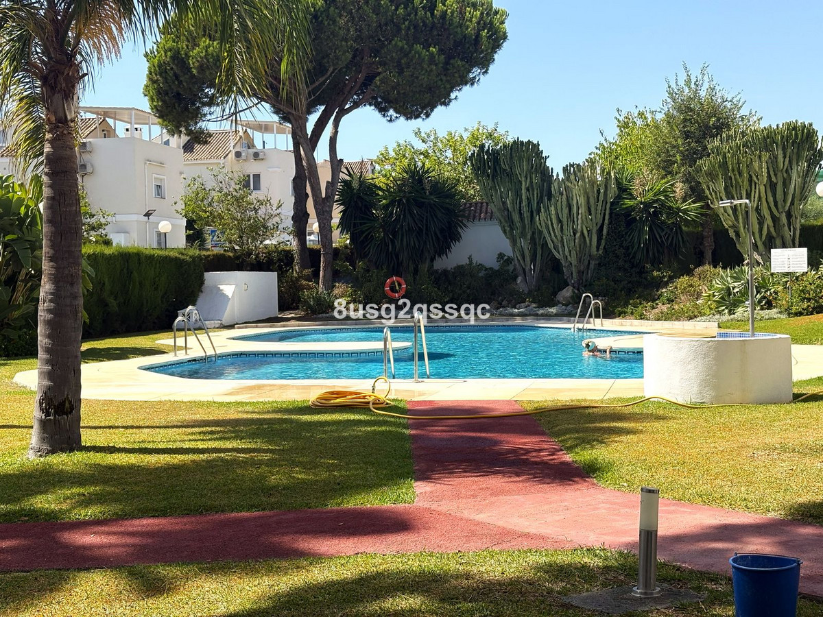 Piso de 3 Dormitorios en venta en Cancelada, Estepona