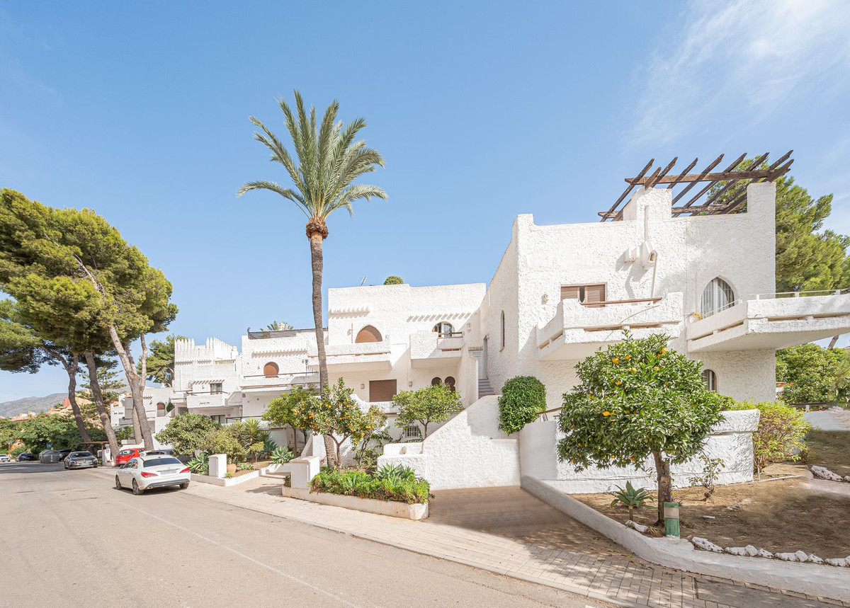 Casa Adosada de 3 Dormitorios en venta en Nueva Andalucía, Marbella