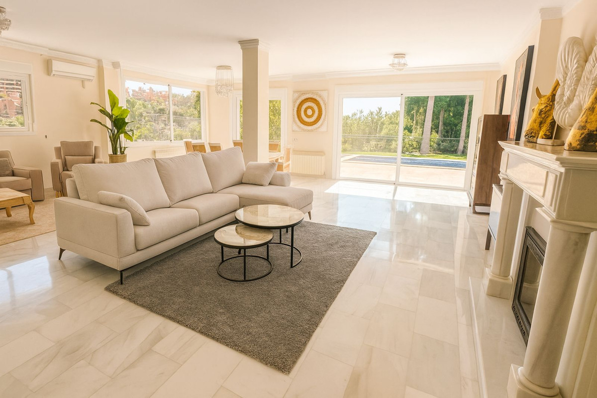 Casa de 5 Dormitorios en alquiler en Elviria, Marbella