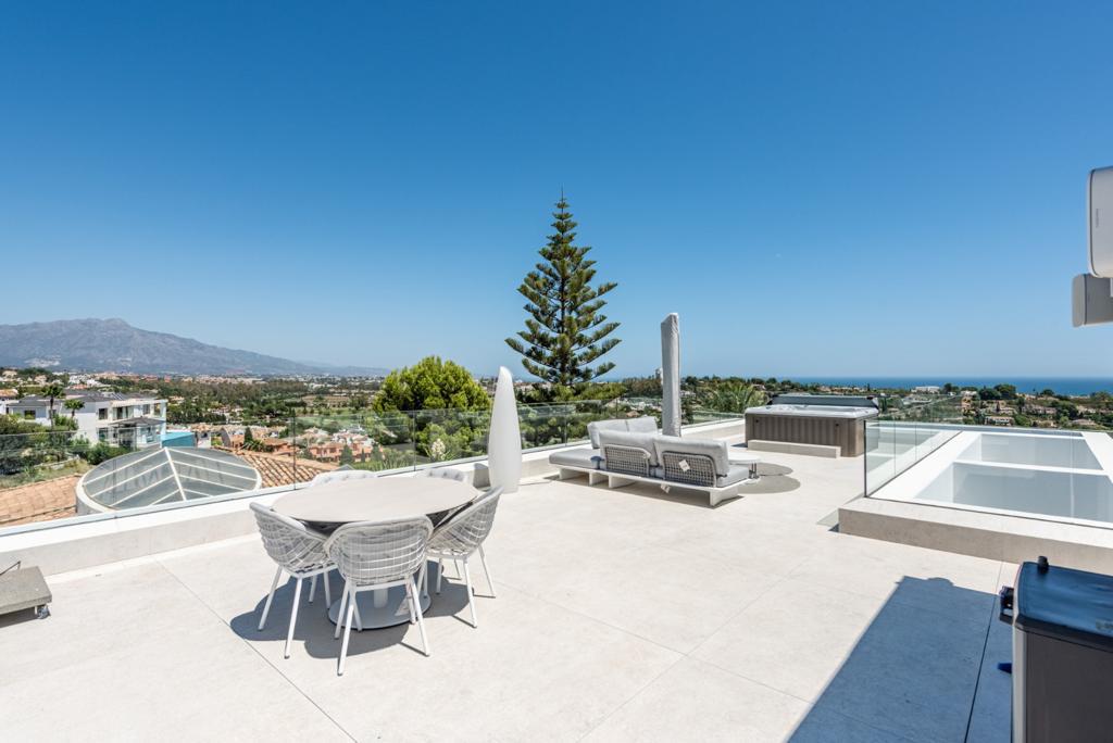 6 Bed - Villa for Sale in El Paraiso, Estepona