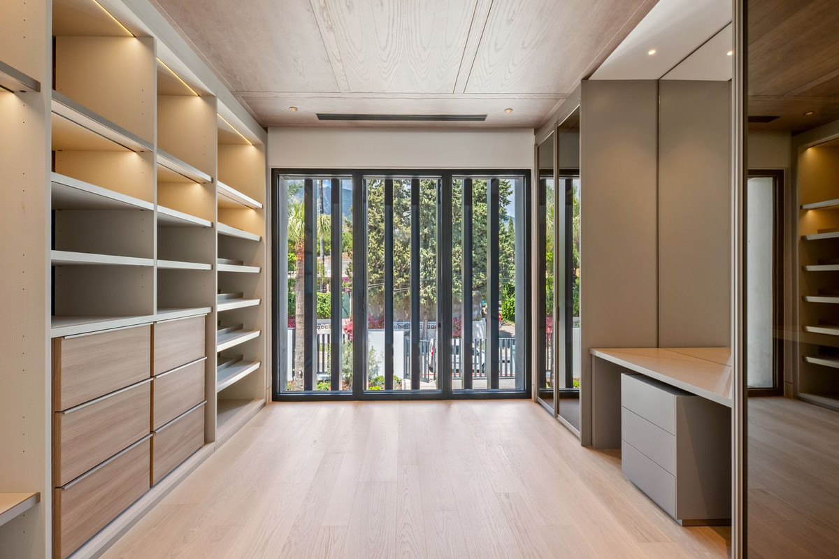 Casa de 6 Dormitorios en venta en Milla de Oro, Marbella