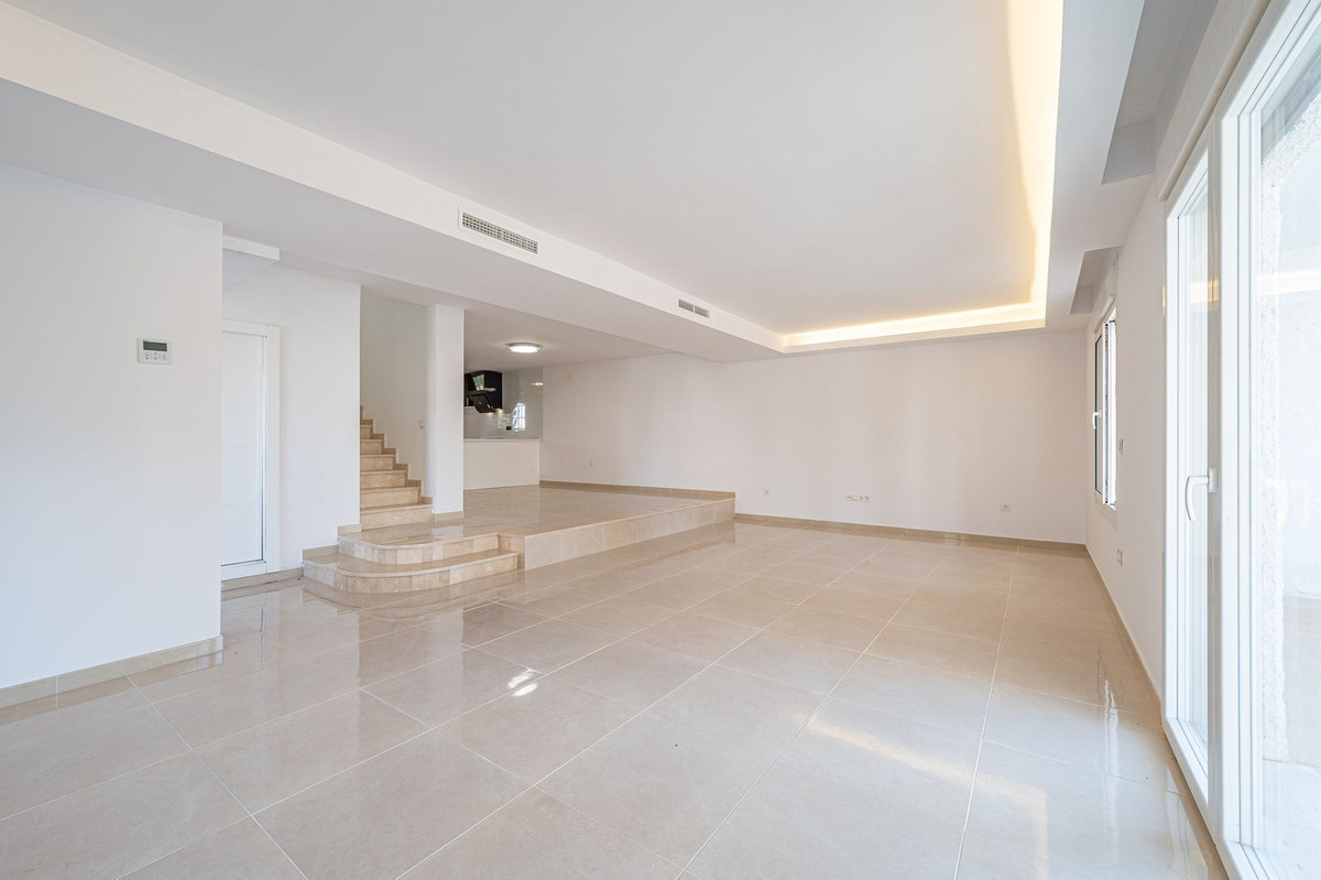 Casa Adosada de 3 Dormitorios en venta en Nueva Andalucía, Marbella