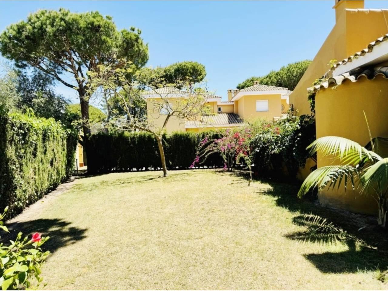 Casa Adosada de 5 Dormitorios en alquiler vacacional en Chiclana de la Frontera