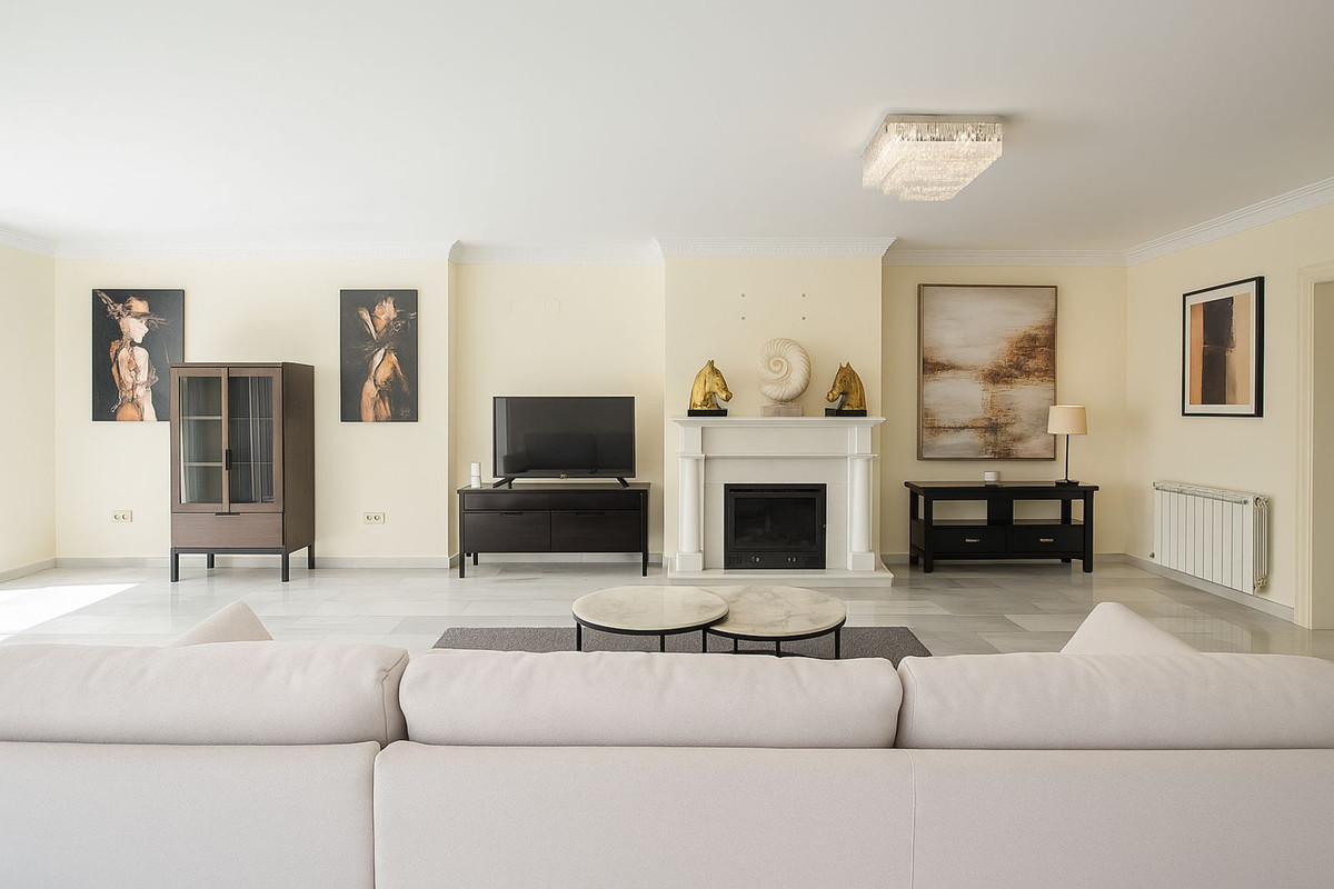 Casa de 5 Dormitorios en alquiler en Elviria, Marbella