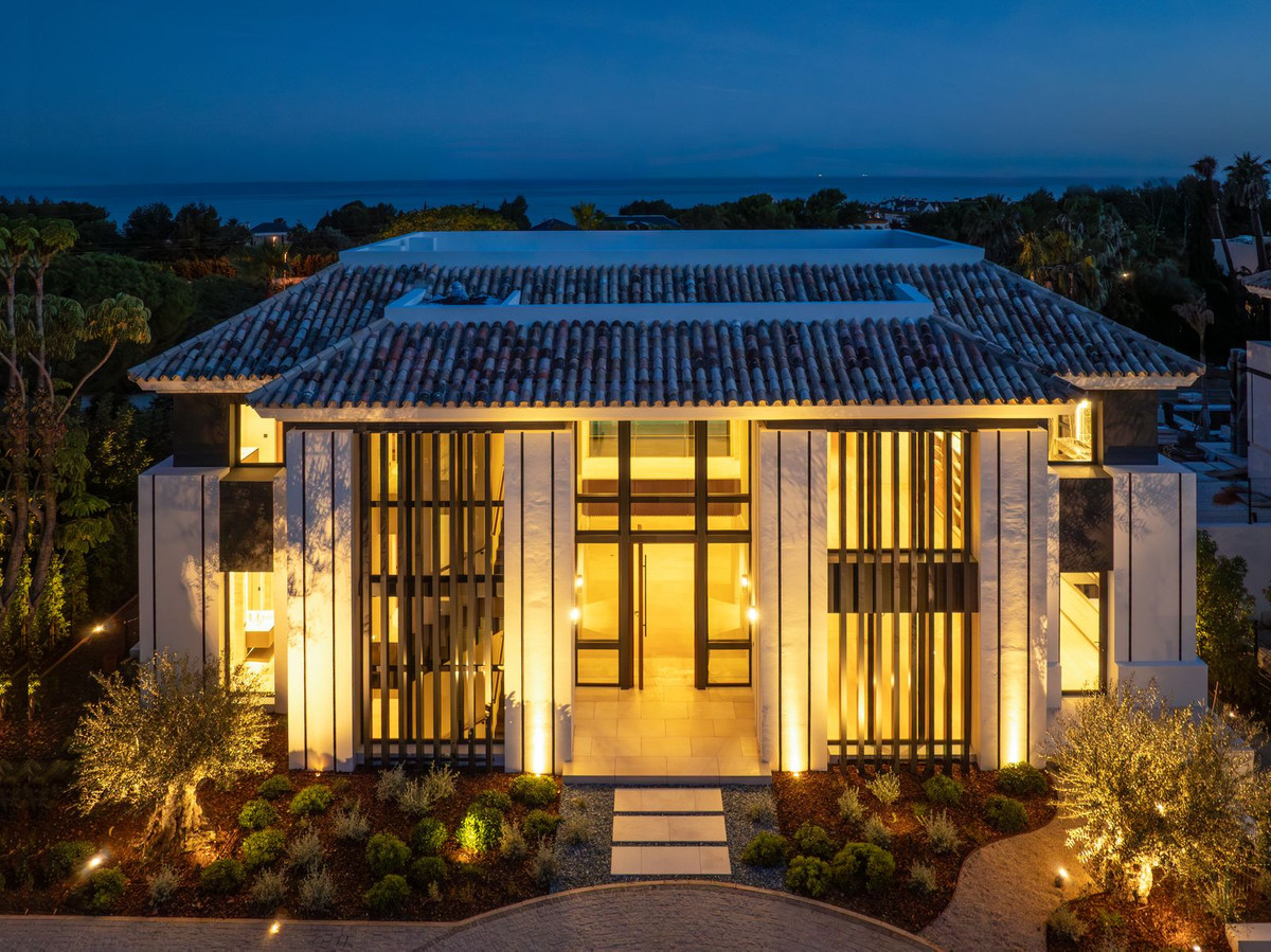 Casa de 6 Dormitorios en venta en Milla de Oro, Marbella