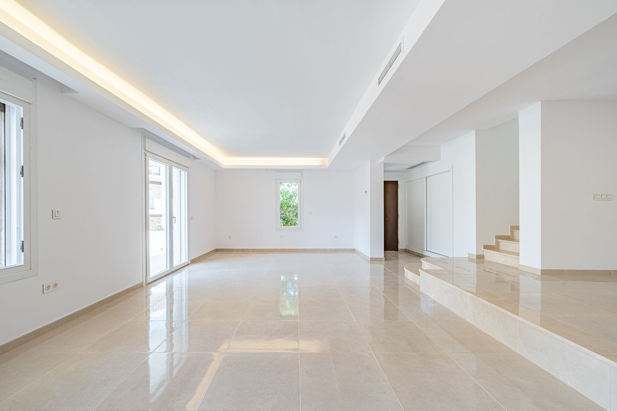 Casa Adosada de 3 Dormitorios en venta en Nueva Andalucía, Marbella