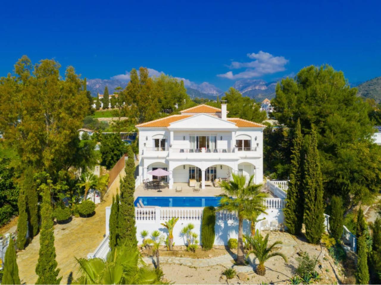Casa Adosada de 4 Dormitorios y 4 Baños en alquiler vacacional en Nerja