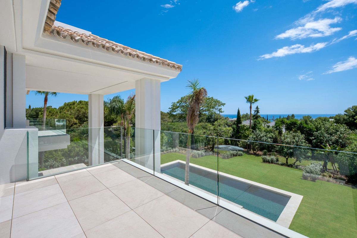 Casa de 6 Dormitorios en venta en Milla de Oro, Marbella