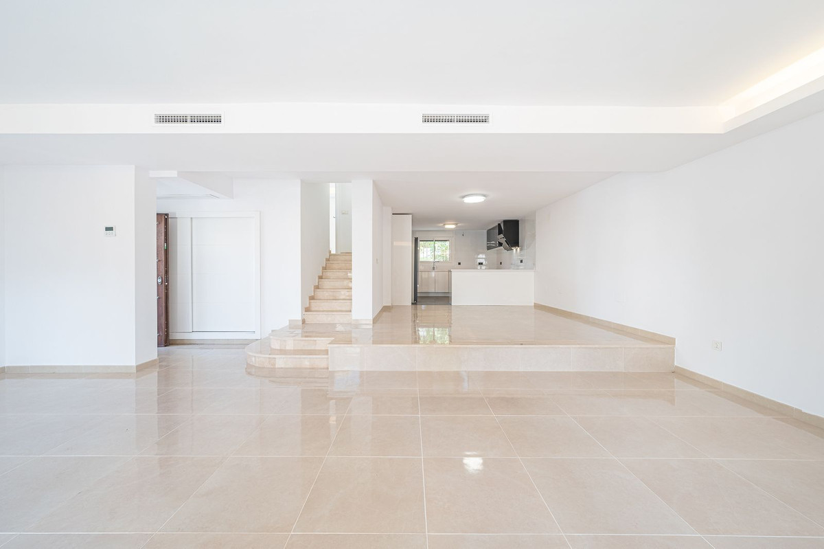 Casa Adosada de 3 Dormitorios en venta en Nueva Andalucía, Marbella