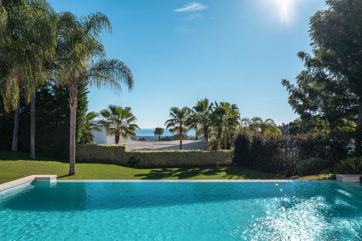 Casa de 5 Dormitorios en venta en El Madroñal, Benahavís