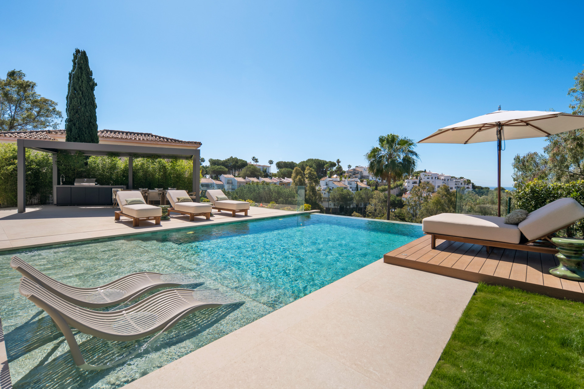 6 Bed, 7 Bath - Villa for Sale in La Quinta, Benahavis
