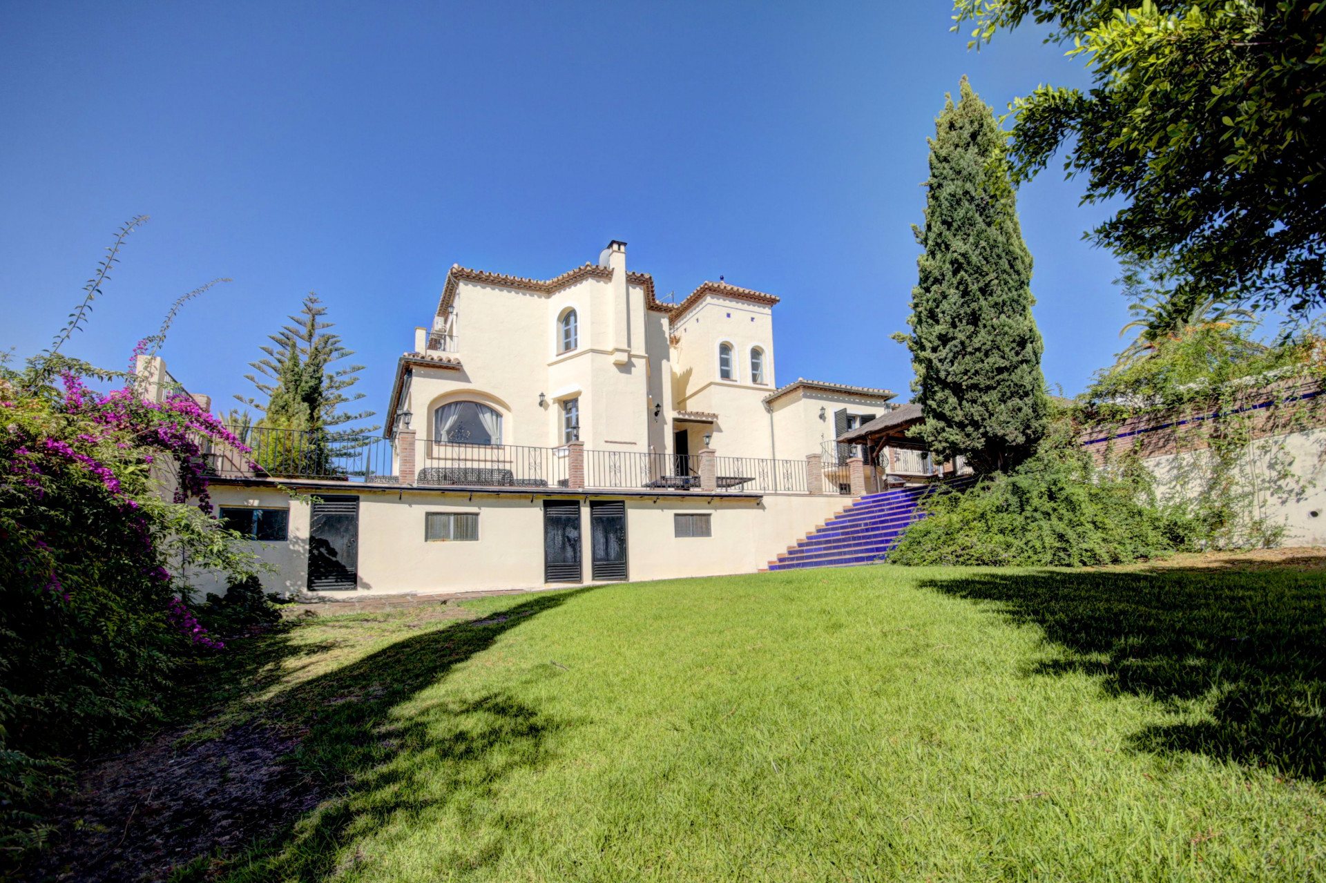 Casa de 7 Dormitorios en venta en Estepona