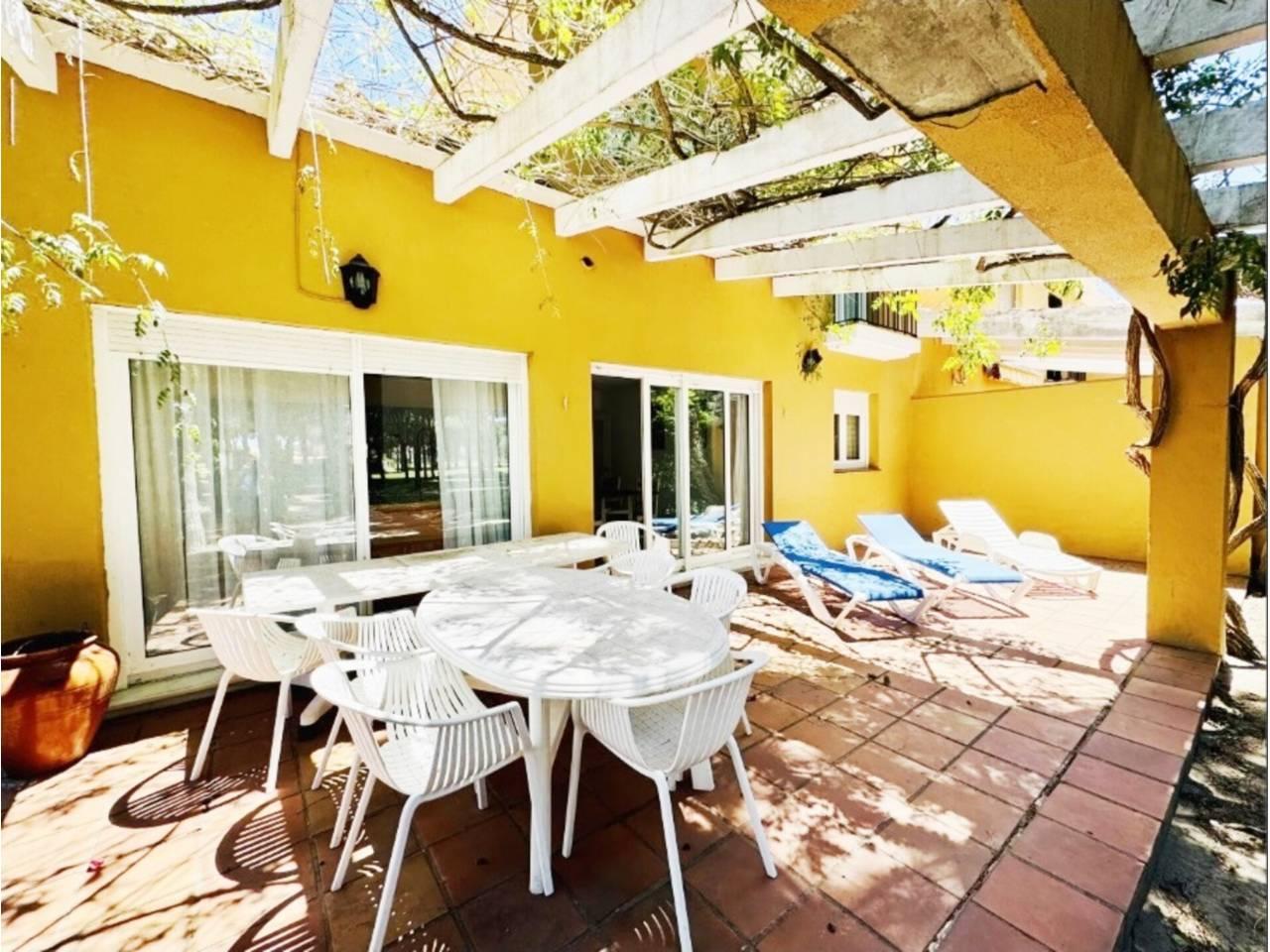 Casa Adosada de 5 Dormitorios en alquiler vacacional en Chiclana de la Frontera