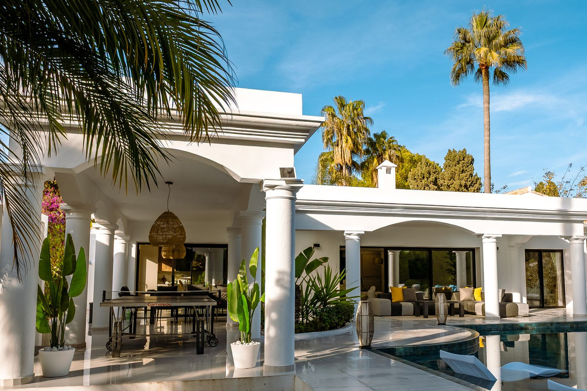 Casa de 5 Dormitorios en alquiler vacacional en El Paraíso, Estepona