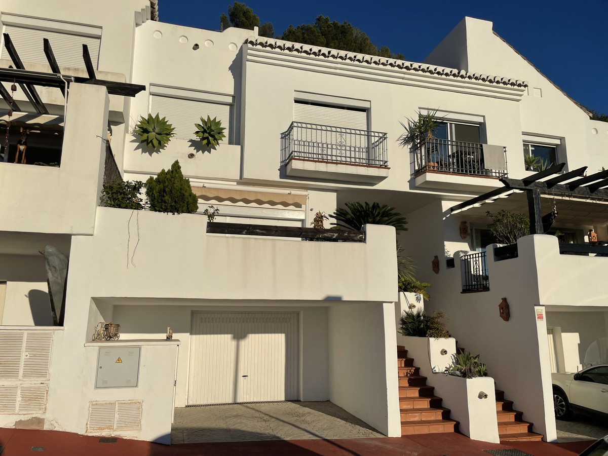 Casa Adosada de 3 Dormitorios en alquiler en Istán