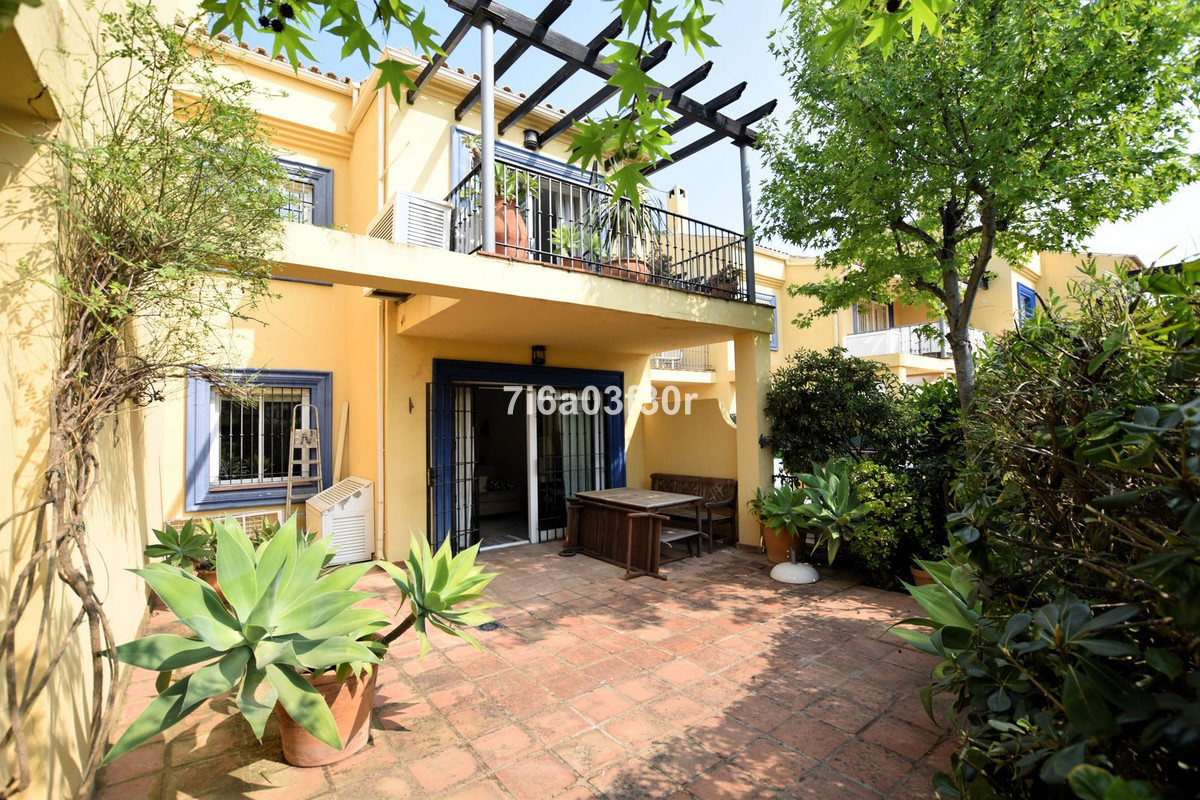 Casa Adosada de 3 Dormitorios y 2 Baños en venta en Puerto Banús, Marbella