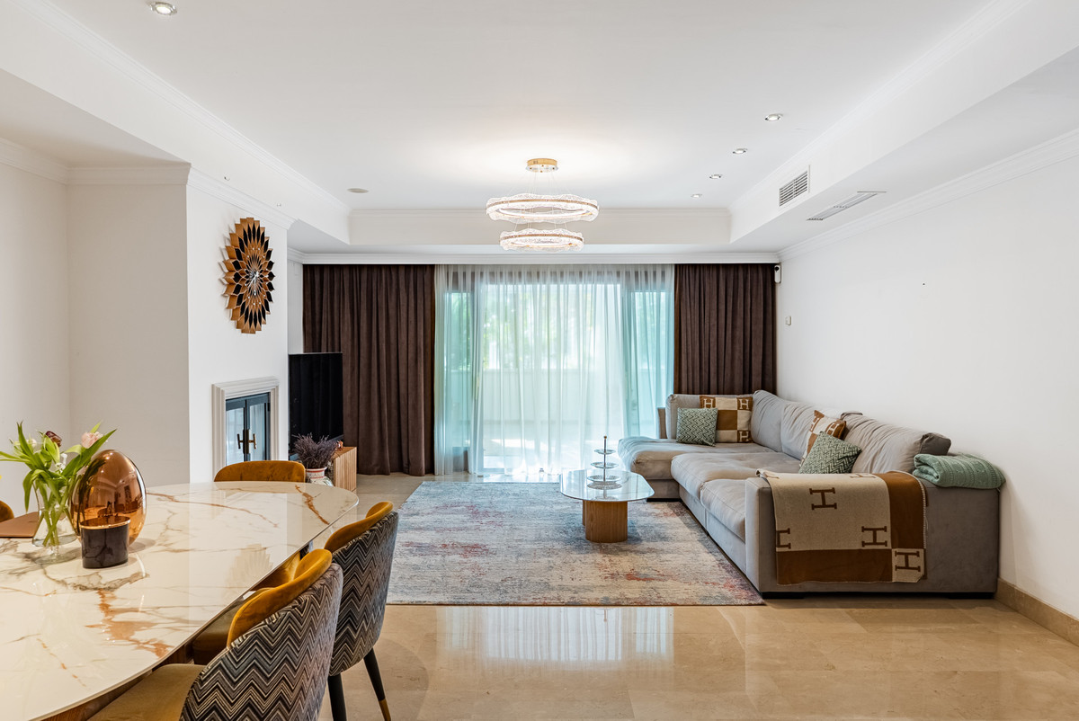 Piso de 2 Dormitorios en venta en Milla de Oro, Marbella