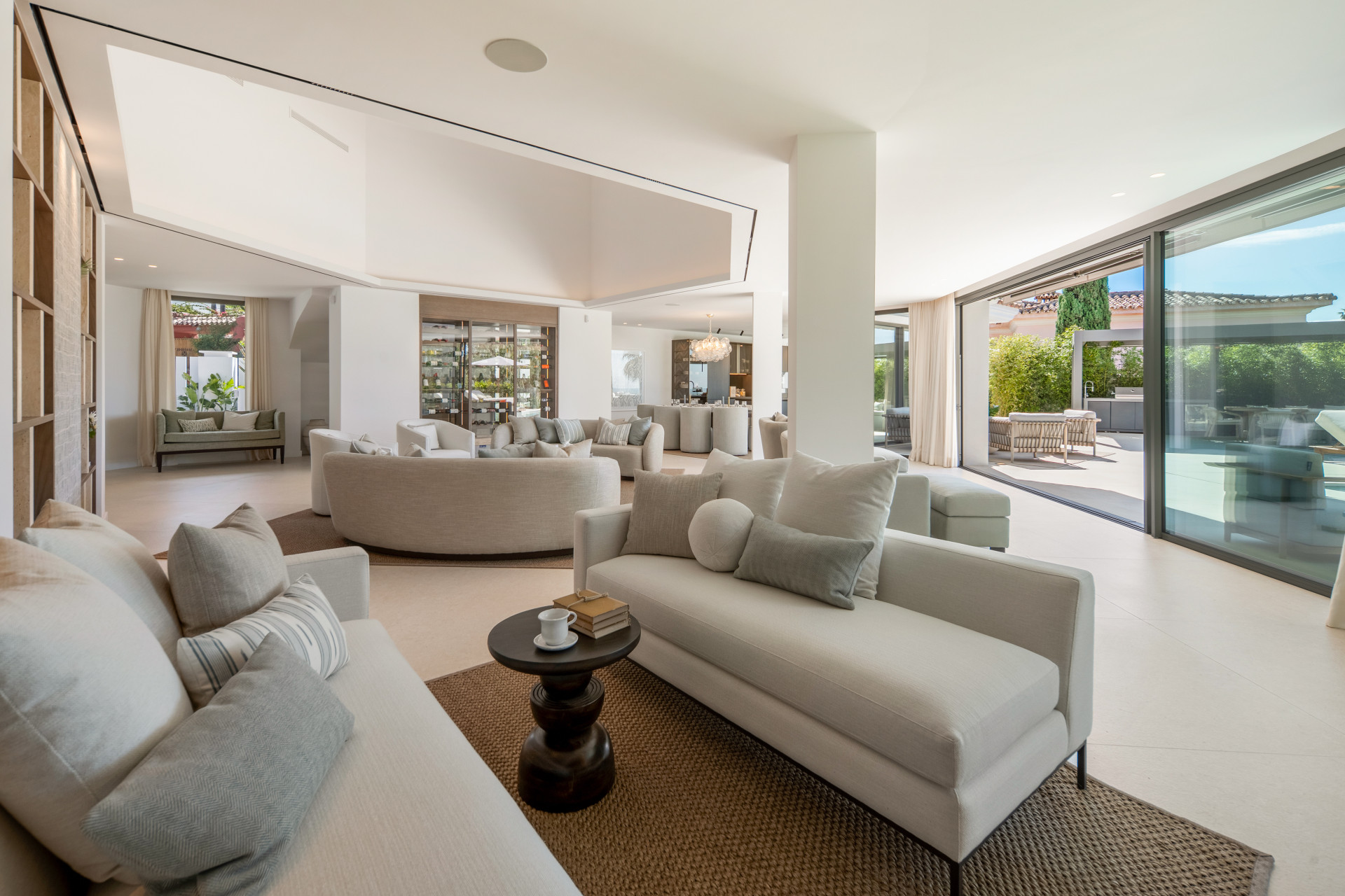 6 Bed, 7 Bath - Villa for Sale in La Quinta, Benahavis