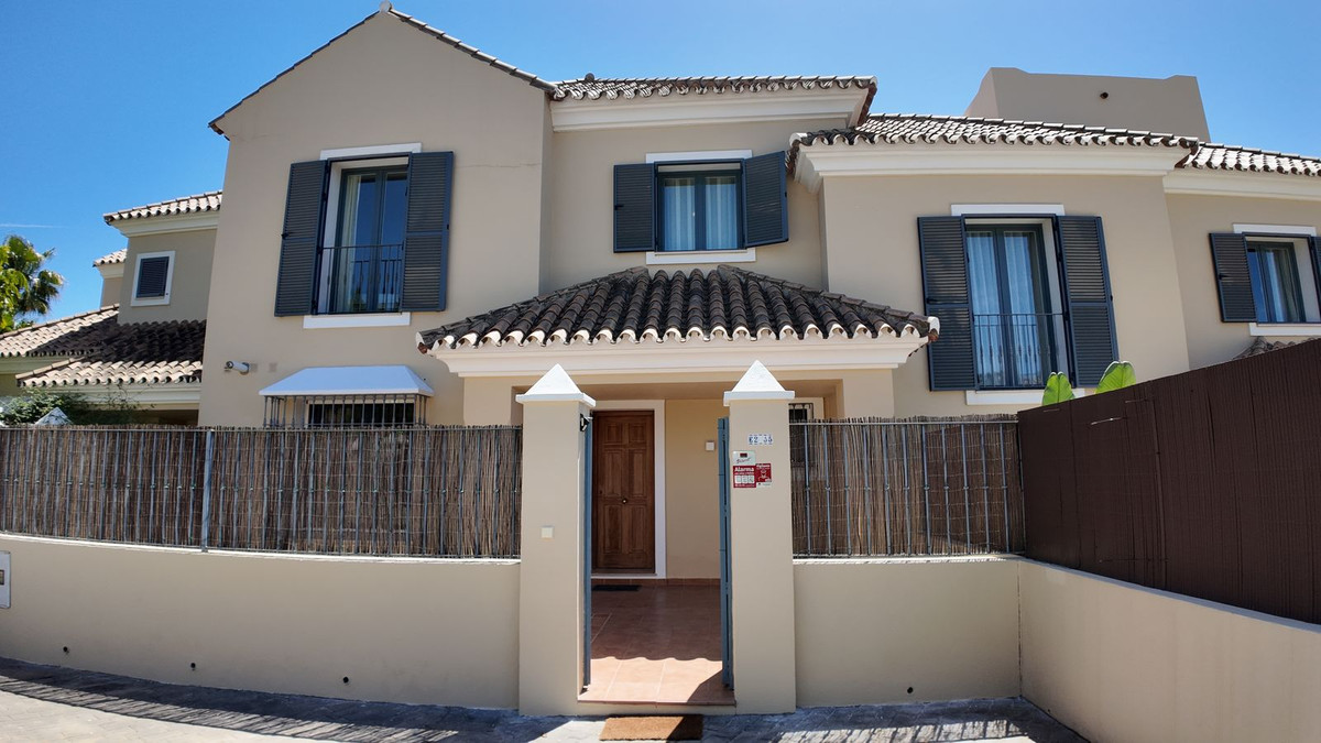 Casa Adosada de 4 Dormitorios y 3 Baños en venta en Benahavís