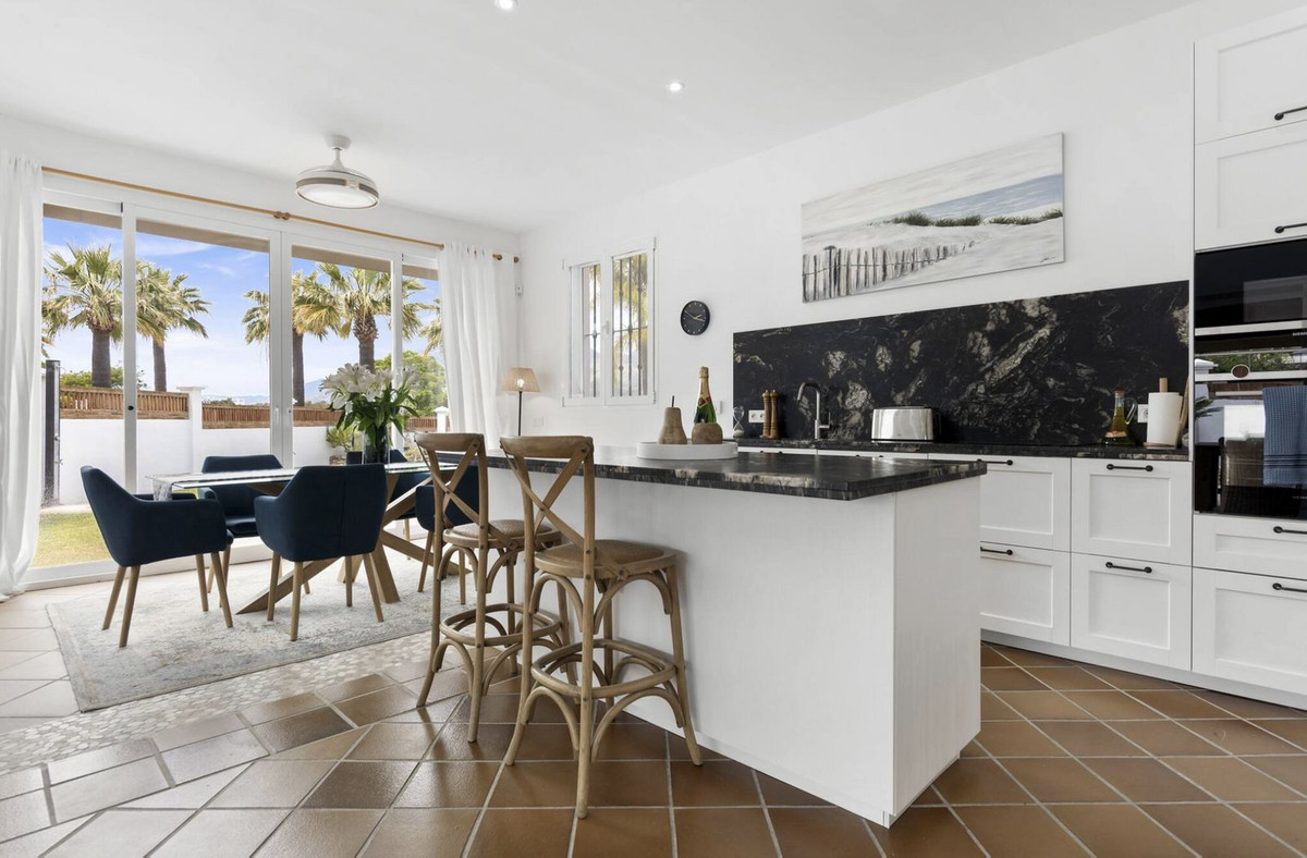Casa de 6 Dormitorios en alquiler en Las Chapas, Marbella