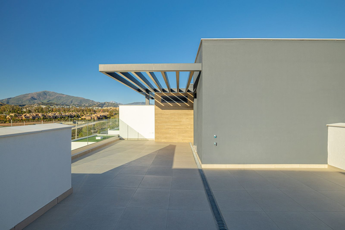Casa Adosada de 4 Dormitorios y 3 Baños en venta en Atalaya, Estepona