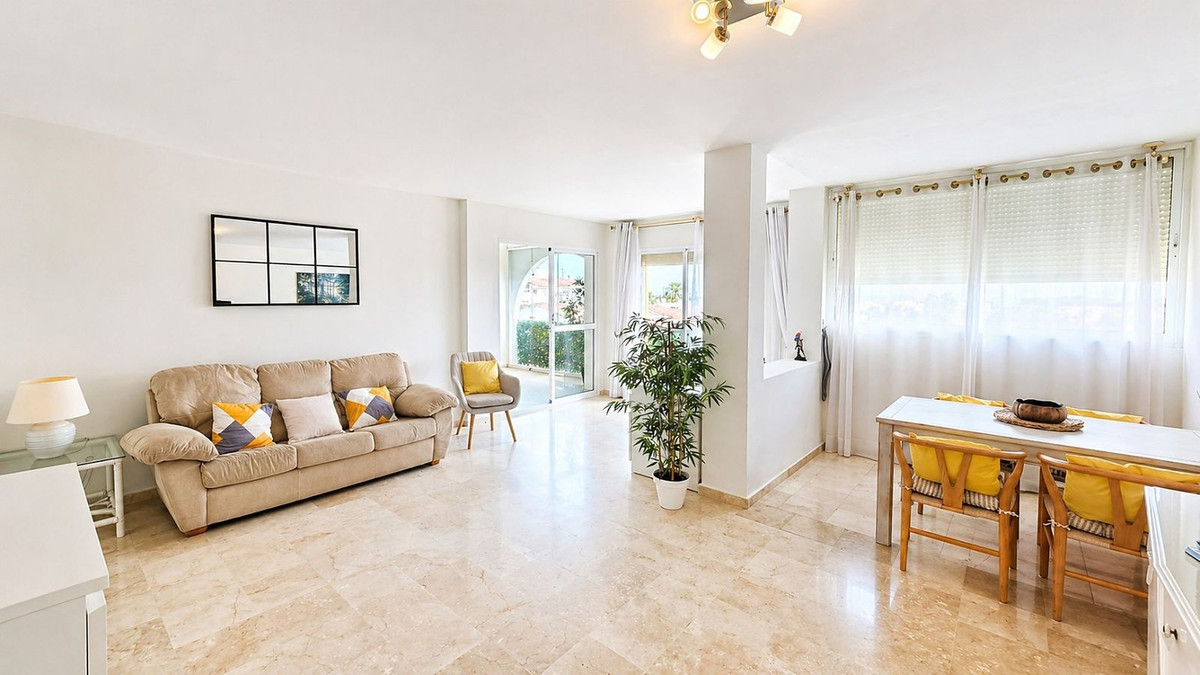 Piso de 2 Dormitorios y 2 Baños en venta en Atalaya, Estepona
