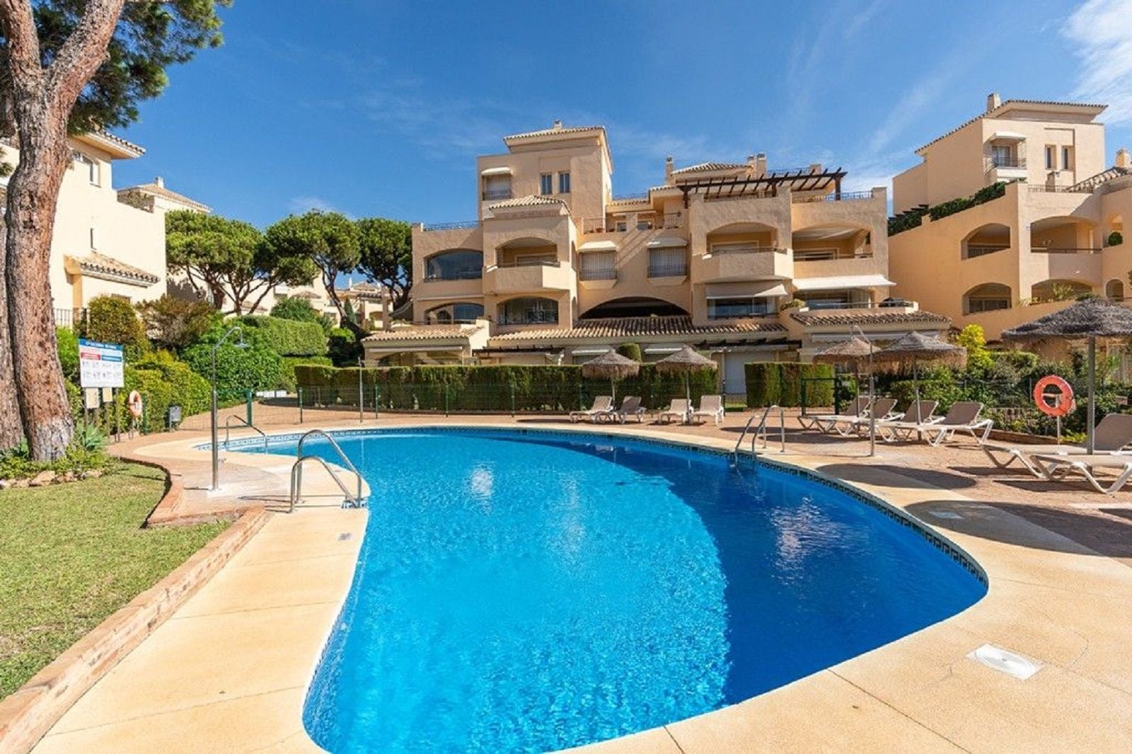 Piso de 3 Dormitorios en venta en Elviria, Marbella